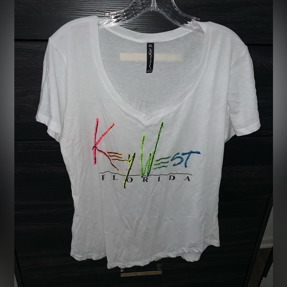 Tee giving vacation vibes. Never worn.